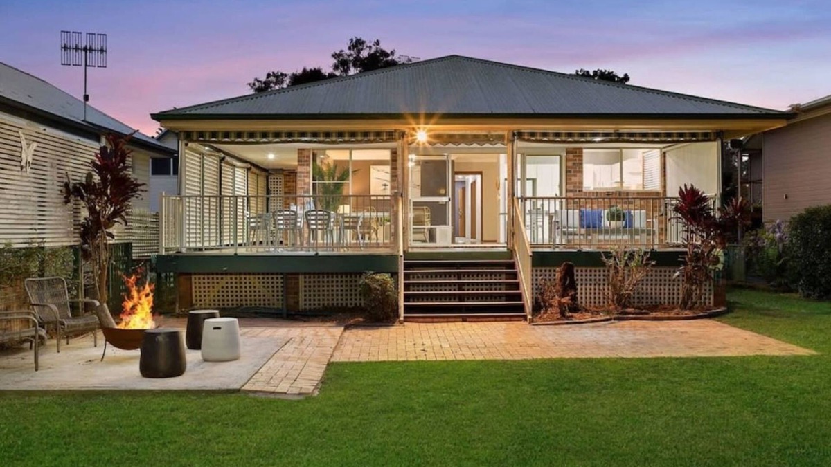 Chittaway Point House | Lakefront Serenity
