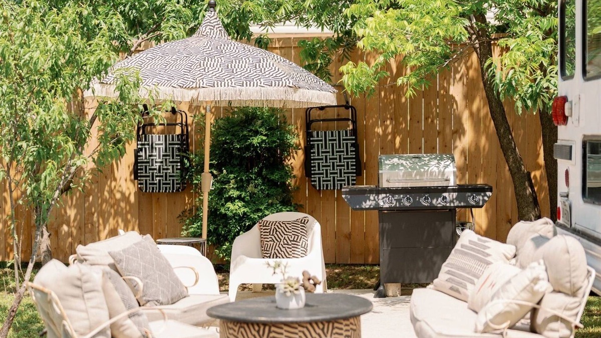 Dennis House | Lakefront Skoolie w/Firepit, Grill, Kayaks, Putting Green, 2 Patios, Yoga Mats.