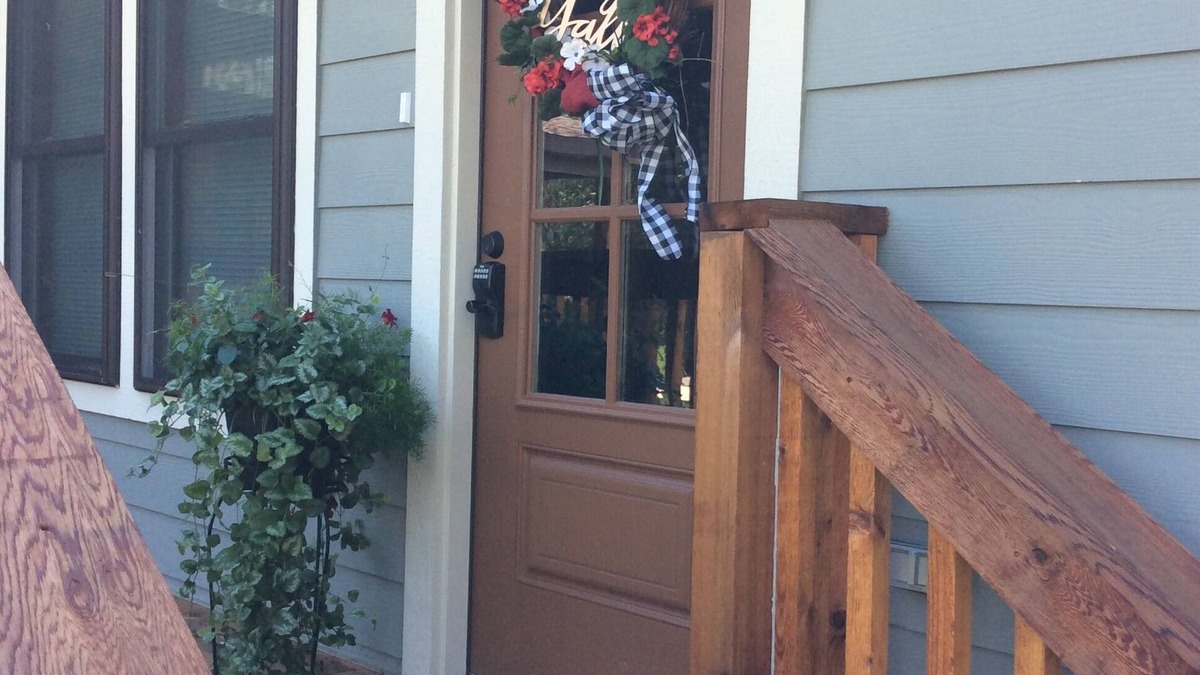 Springdale House | Lakefront, sleeps 6-14, 20 min to Fayetteville. Family lake time!