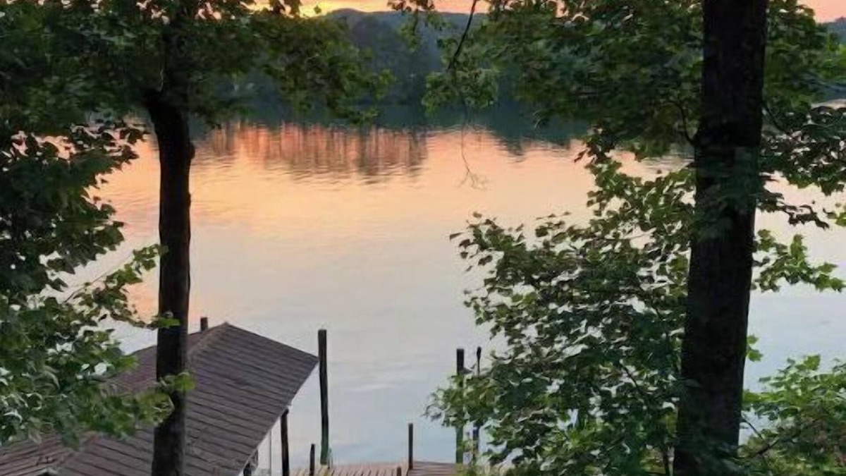Spring City House | Lakefront Sunset Harbor on Watts Bar Boathouse and Dock