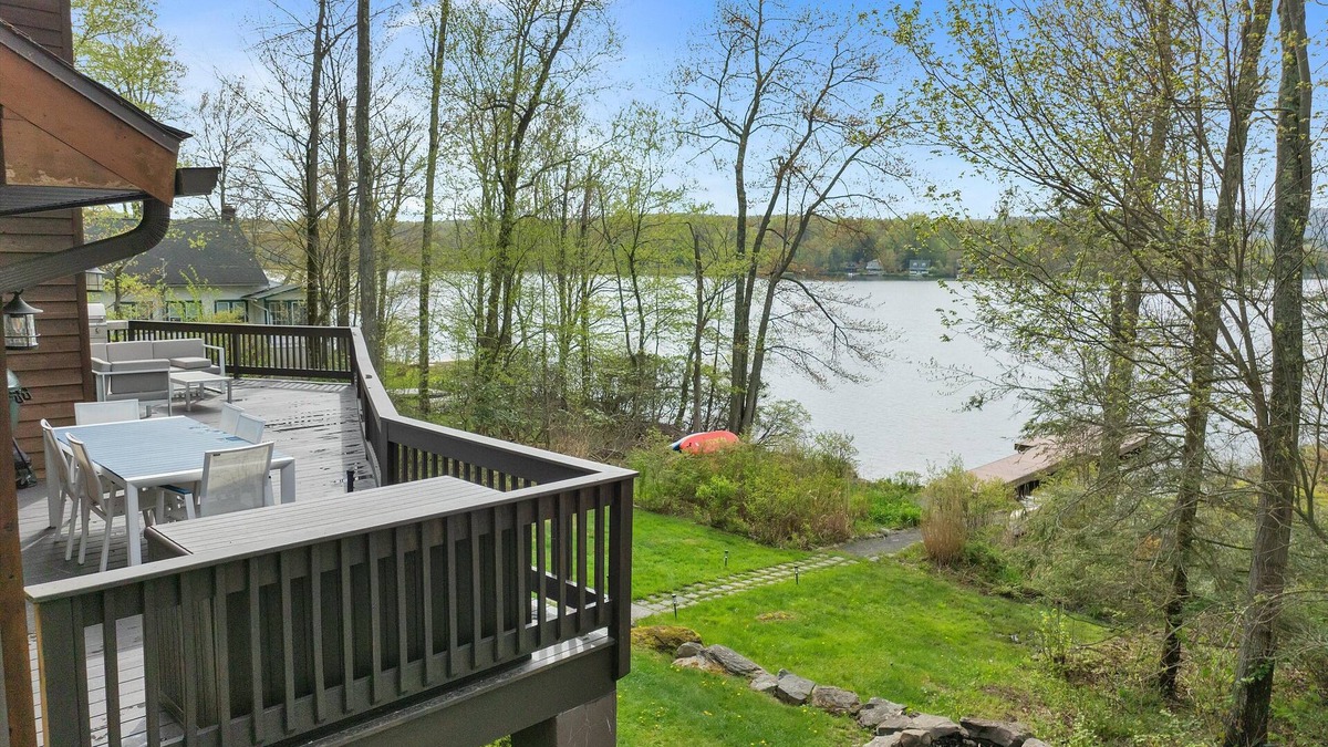 Lake Ariel House | Lakefront Sunsets, Hot Tub, Pool Table, Wet Bar, Kayaks, Canoe, Fire Pit, 2 King Beds, 75" TV