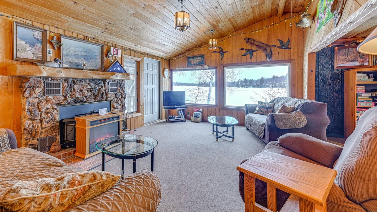 Suring House | Lakefront Suring Home w/Pool Table + Views!