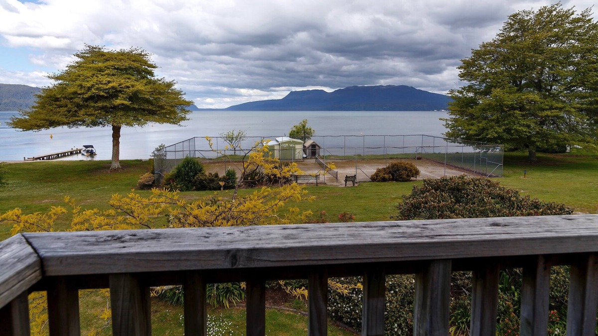 Lake Tarawera Cottage | LAKEFRONT TARAWERA - LAKE TARAWERA HOLIDAY HOME in Hamurana