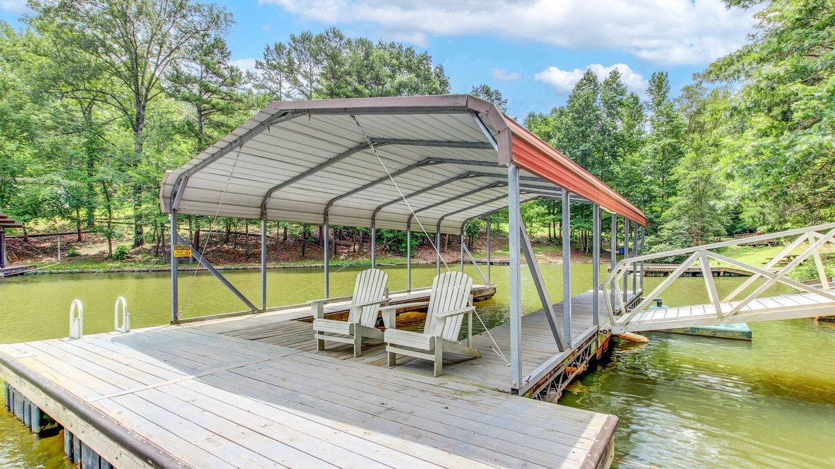 Newell House | *Lakefront + Theater Family Fun Hideaway in AL*