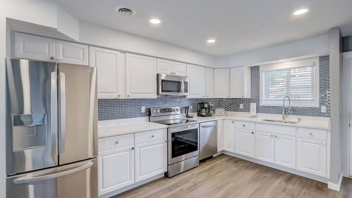 Lake Delton Condo | Lakefront Therapy - Newly Remodeled Luxury Listing by Experienced Host