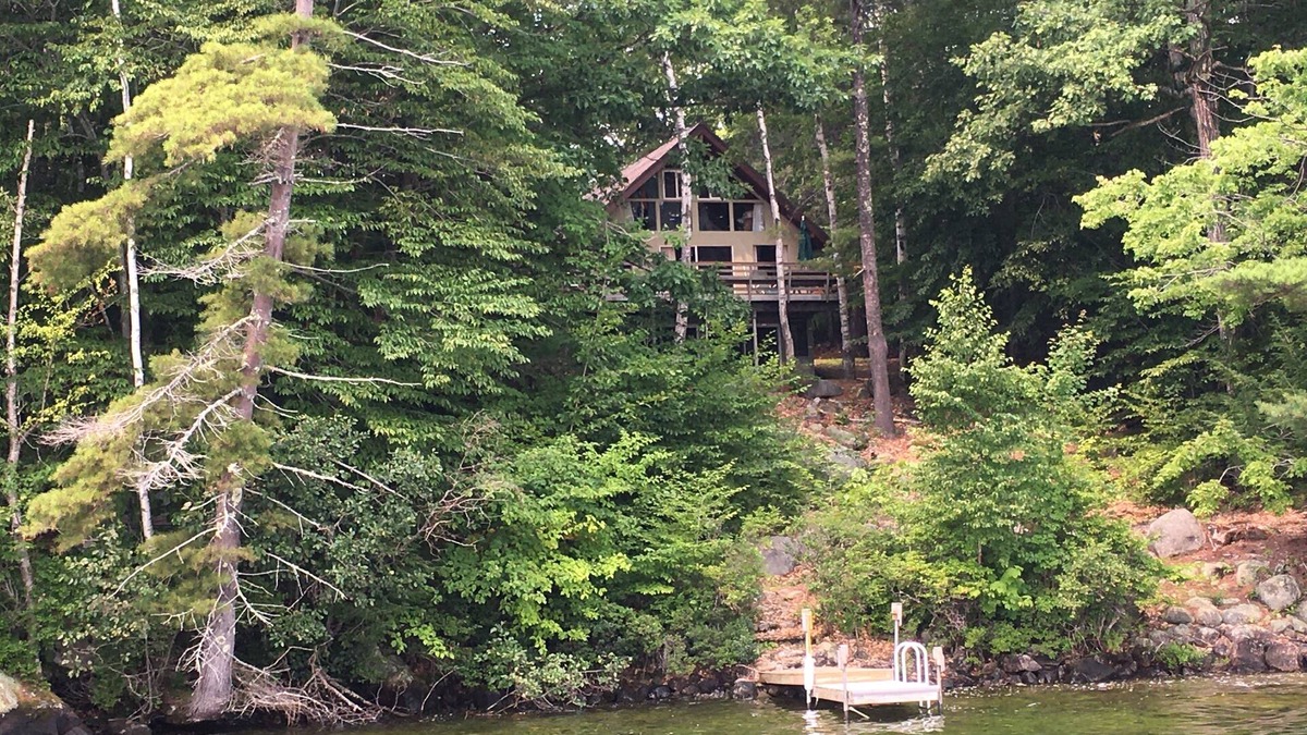Standish Cottage | Lakefront Traditional 4-bedroom cottage in Frye Island