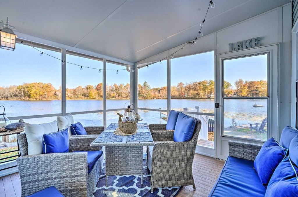 Tully House | Lakefront Tully Cottage with Screened Porch!