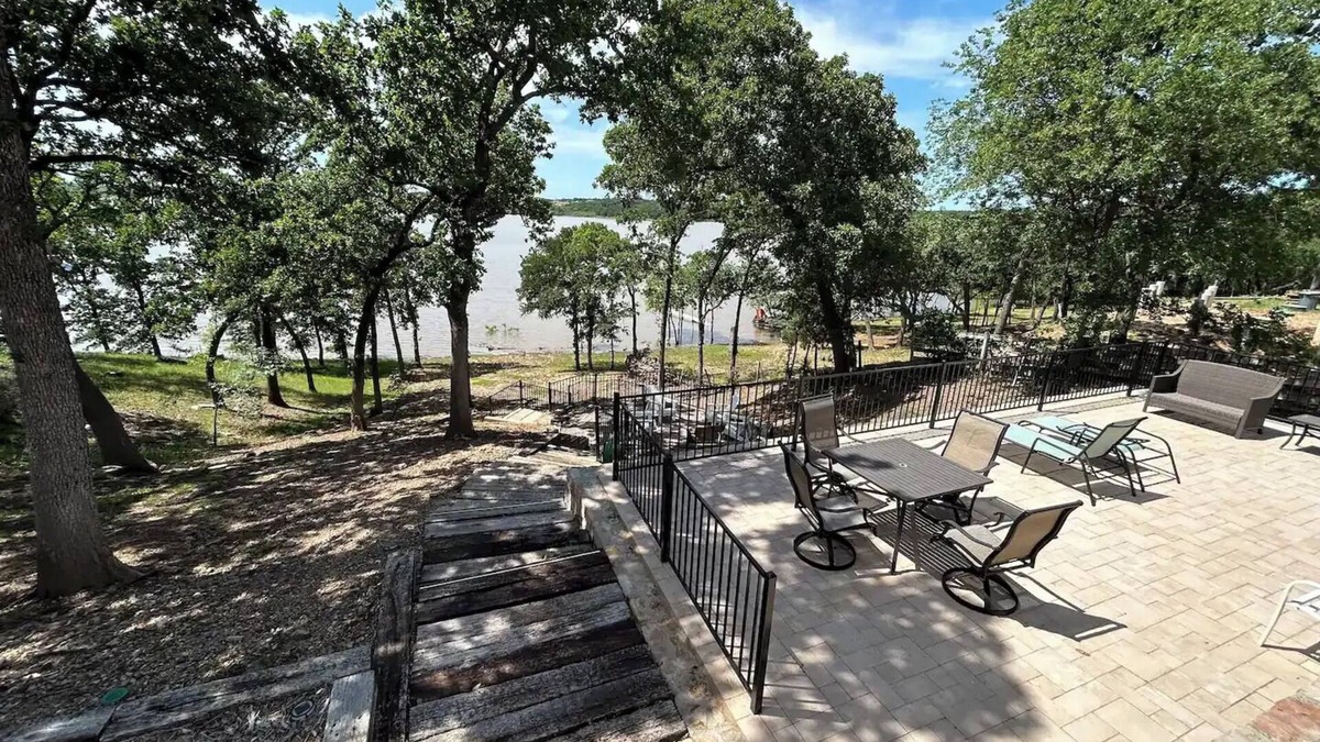 Denton House | Lakefront vacation mins to The Olana