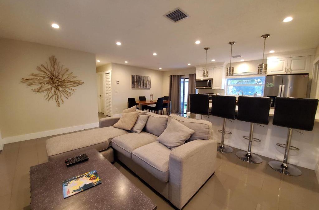 Davie House | Lakefront Vacation Home - Sleeps 8