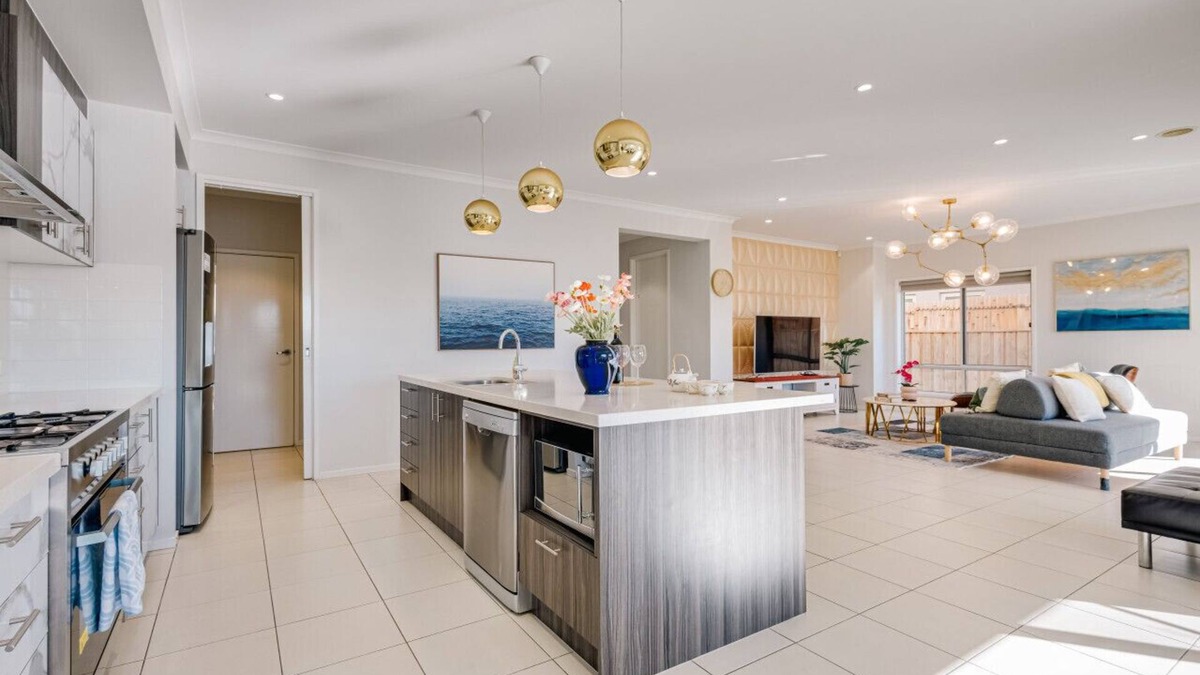 Sanctuary Lakes Villa | Lakefront villa with a spacious panoramic balcony in Sanctuary Lakes