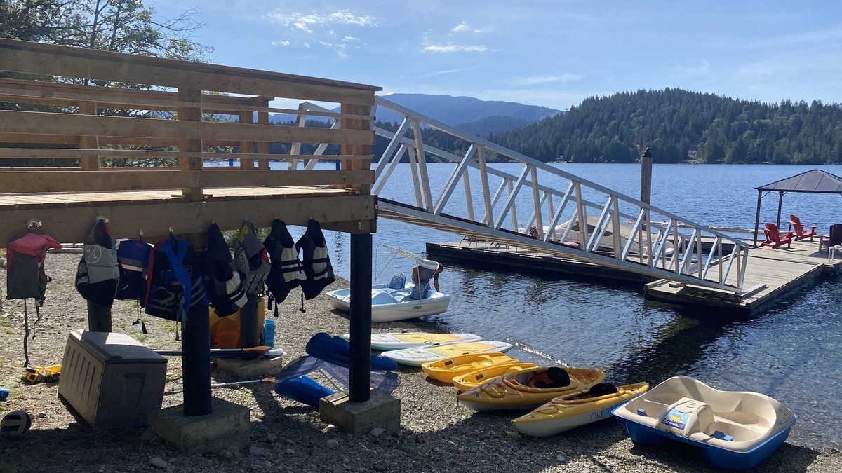 Youbou Cottage | LAKEFRONT -w- HOT TUB 100+yr Old Railway Cottage
