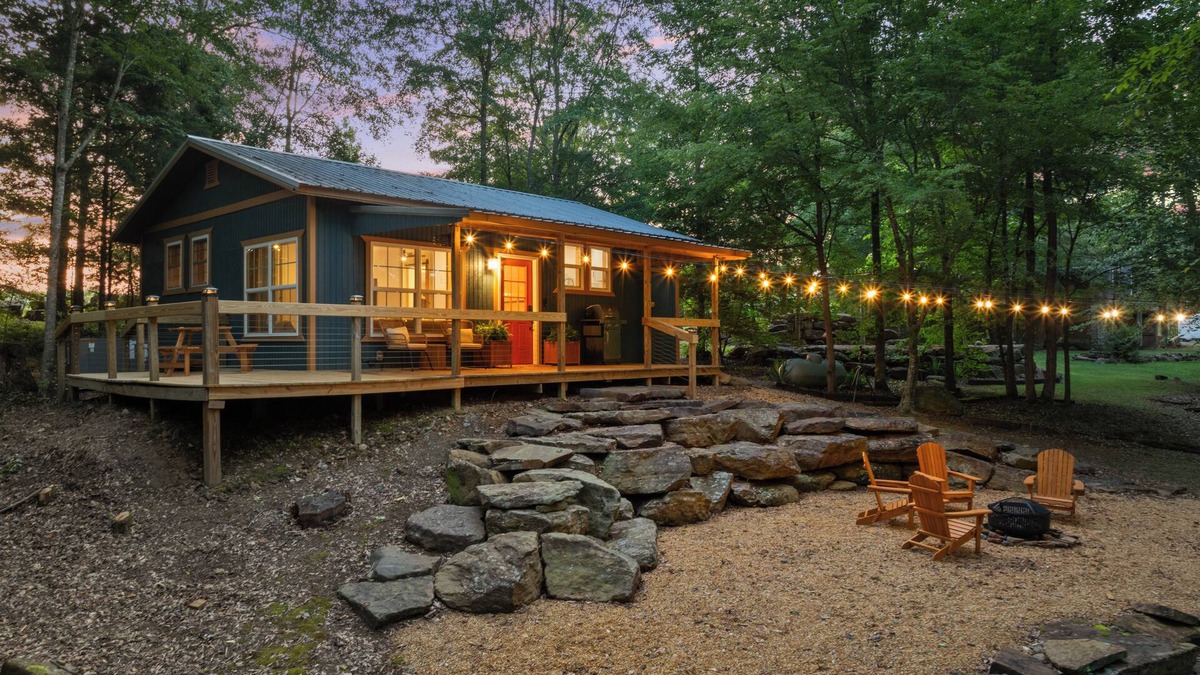 Crane Hill Cottage | Lakefront — Walk to Water — Fire Pit — WiFi — Grill — Hot Tub