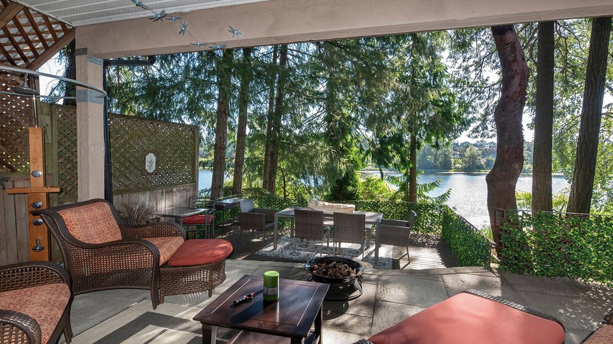 Langford House | Lakefront/water activities/private/wifi/high cleaning standards/peaceful