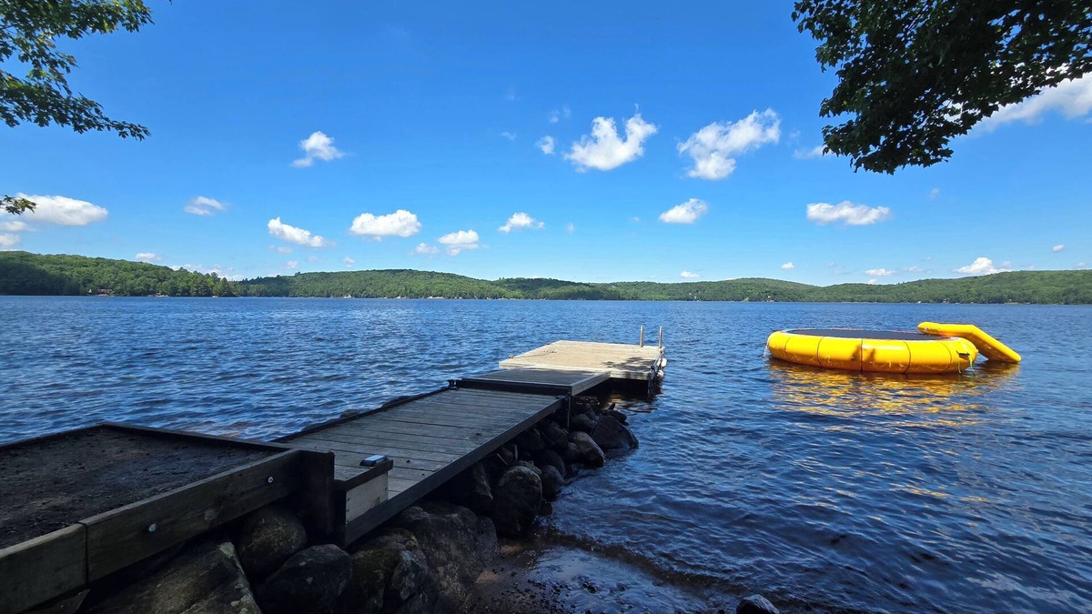 Armour Cottage | Lakefront Water Trampoline Fire Pit BBQ Bunkies w/Great Fishing