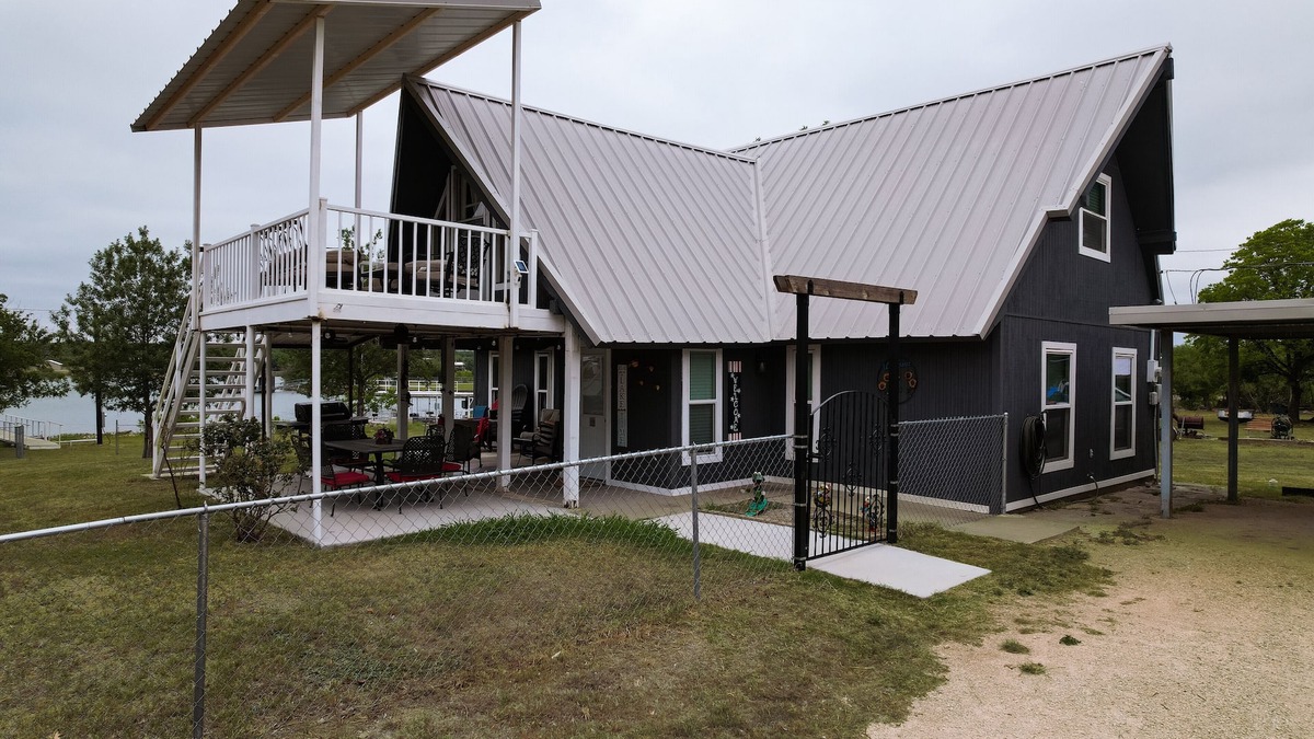 Coleman House | Lakefront Waters Edge Lake House/Huge Boat Dock/Deep Water/Lakefront Sunsets