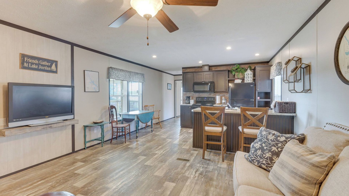 Wetumpka House | Lakefront Wetumpka Escape w/Furnished Deck!