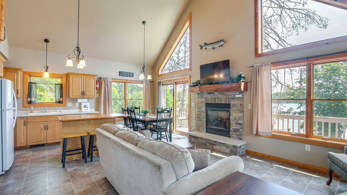 Townsend Cabin | Lakefront Wisconsin Getaway w/Kayak + Boat Dock!