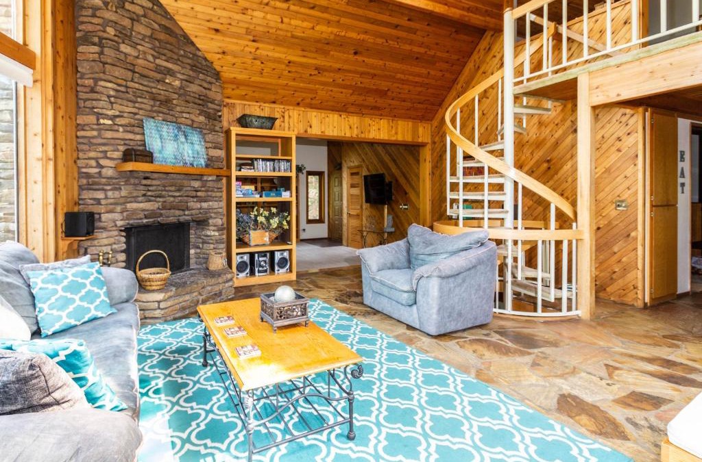 Lost Bridge Village House | Lakefront with Hot Tub/Sauna-Beaver Lake,Arkansas