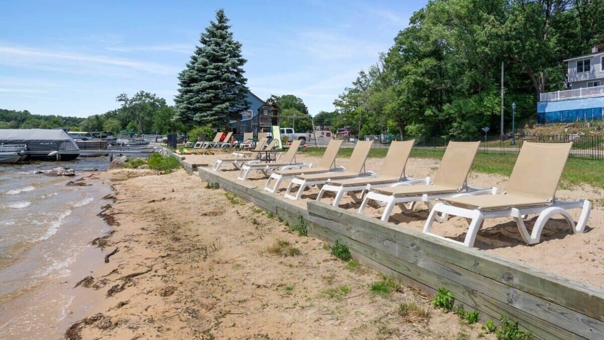 Mayfield Apartment | Lakefront with private balcony and beach access