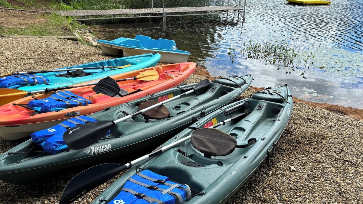 Loudon Cottage | Lakefront Year-Round Retreat with Kayaks & Dock in Concord, NH, Cozy & Modern"