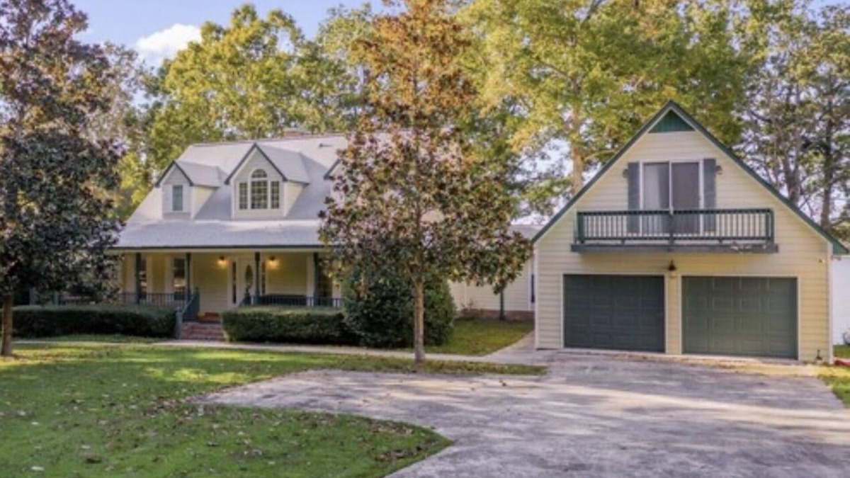 Jasper House | LAKEFRONT-YEAR ROUND WATER- FEW STAIRS TO WATER! Boat slip!