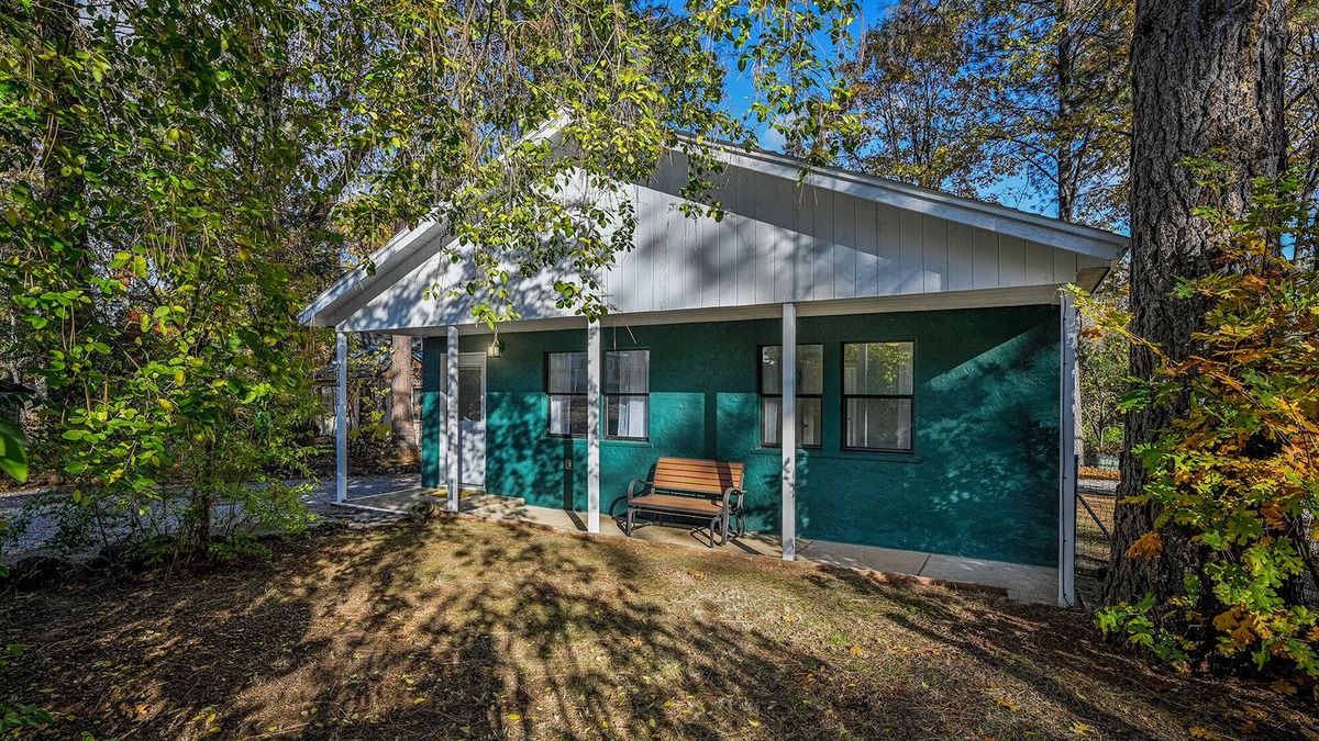 Lakehead-Lakeshore House | Lakehead Bungalow + full RV hookups at Lake Shasta