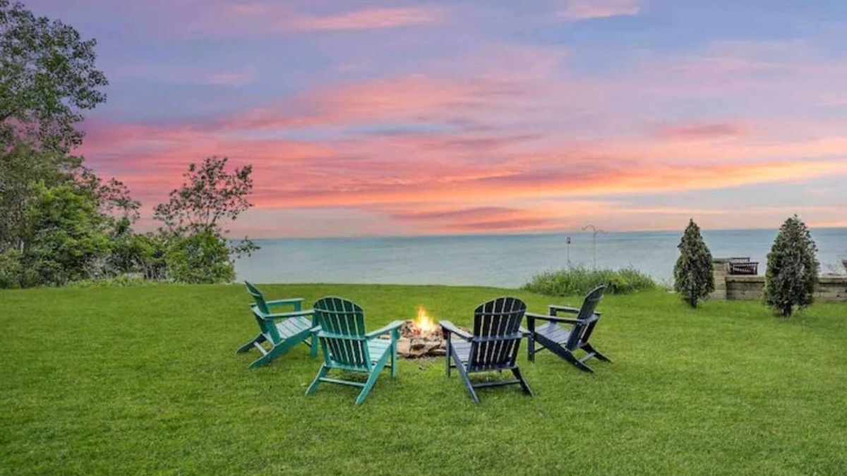 Willobee On The Lake House | LakeHouse at Sunset Park