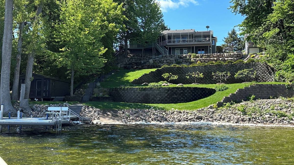 Annandale House | Lakehouse + Guesthouse Retreat with hot tub - Pontoon & Jet Ski Rental