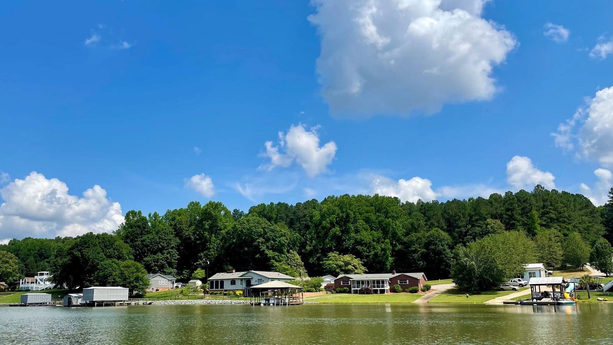 Dixie - Berryhill House | Lakehouse in Charlotte. Sleeps 8.