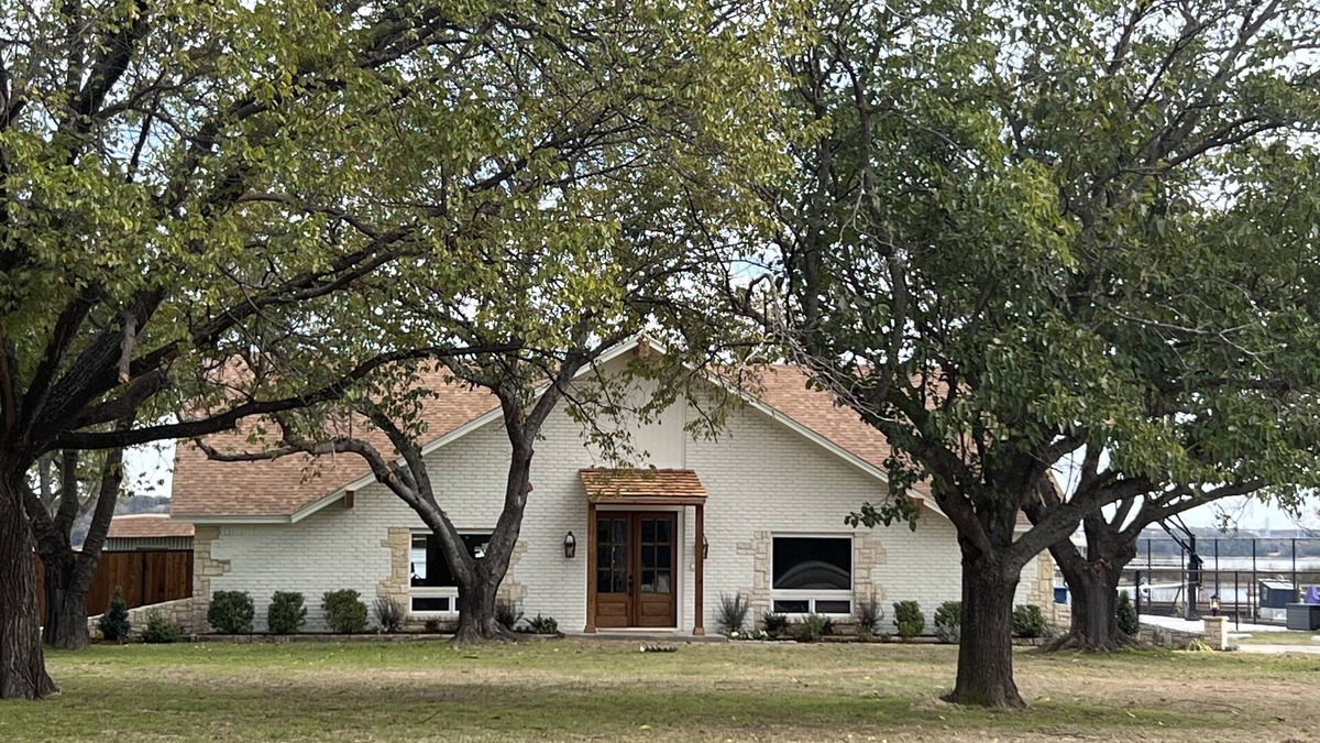 Azle House | Lakehouse on Eagle Mountain - Family Fun or Pickleball Getaway! NEW full Remodel