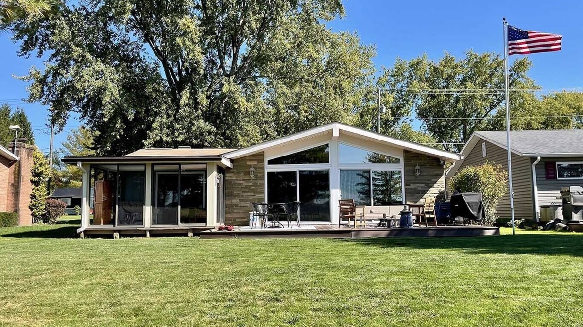 Conneaut Lakeshore House | Lakehouse on the Canal