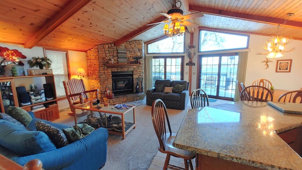 Montello House | Lakehouse Paradise w/Hot Tub Near Cascade Mountain