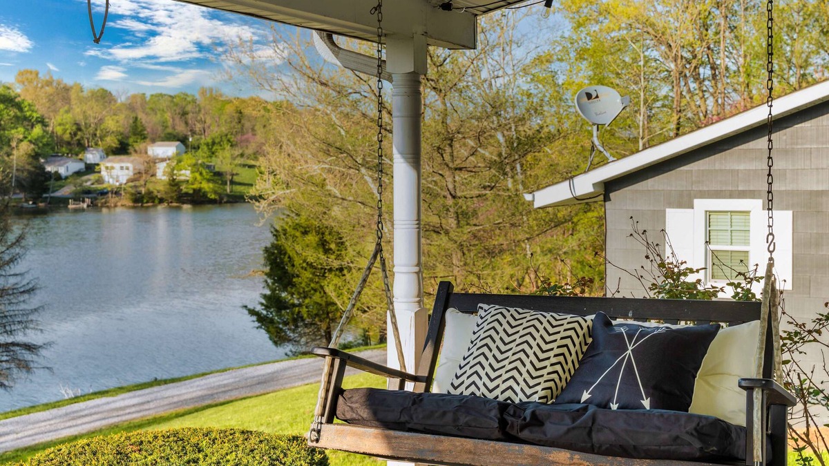 Crittenden House | Lakehouse: RELAX! Kayaks, Firepit, ARK!