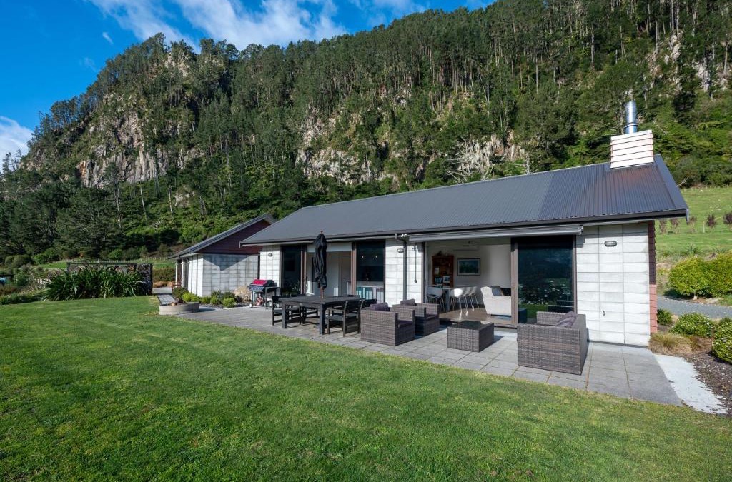 North Island House | Lakehouse Retreat - Whakamaru Holiday Home