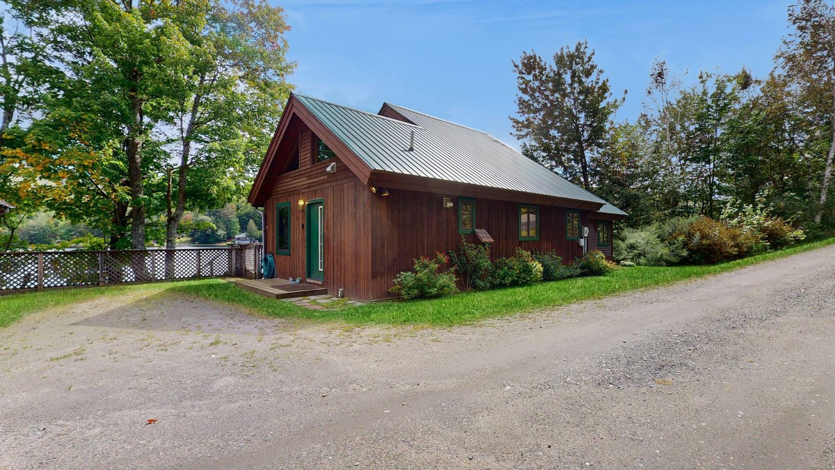 Eden House | Lakehouse, waterfront, dock, kayaks, wifi, grill, outdoor dining, ping-pong, w/d
