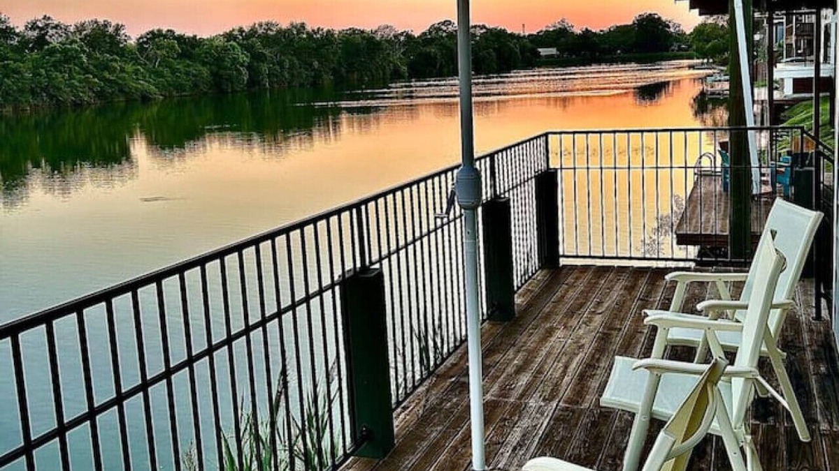 El Lago House | Lakehouse with Hot Tub and Decks