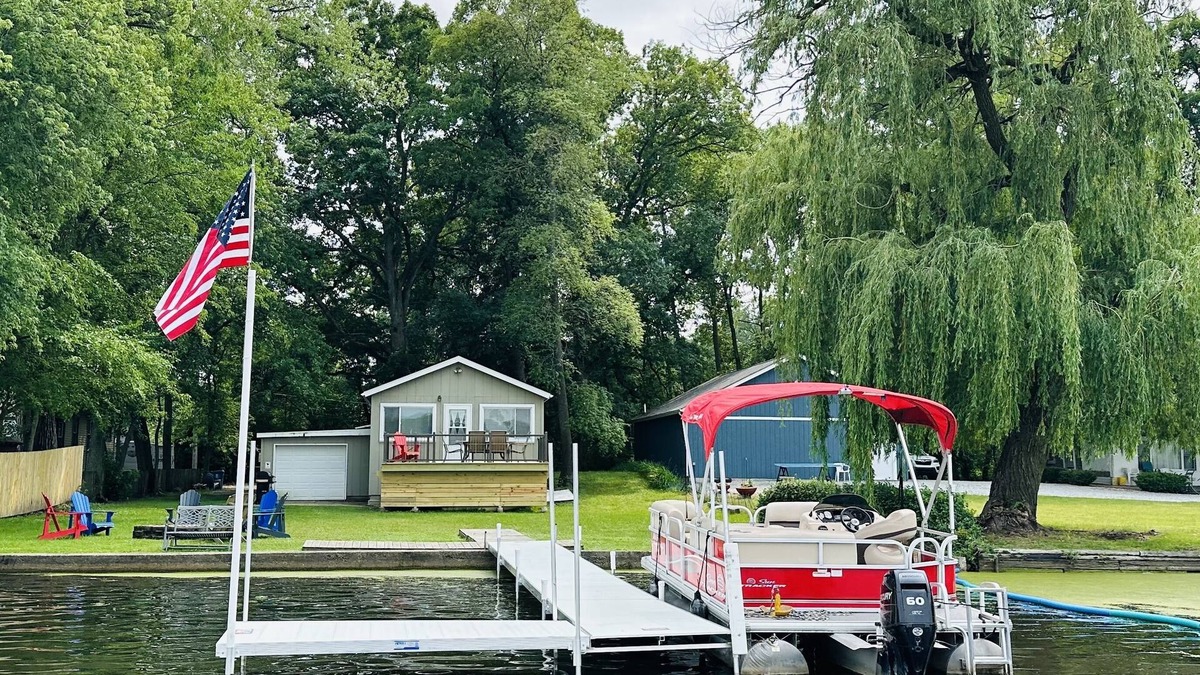 Valparaiso House | Lakehouse with Pontoon, Deck, Firepit, Paddle Boards, Grill & more INCLUDED!