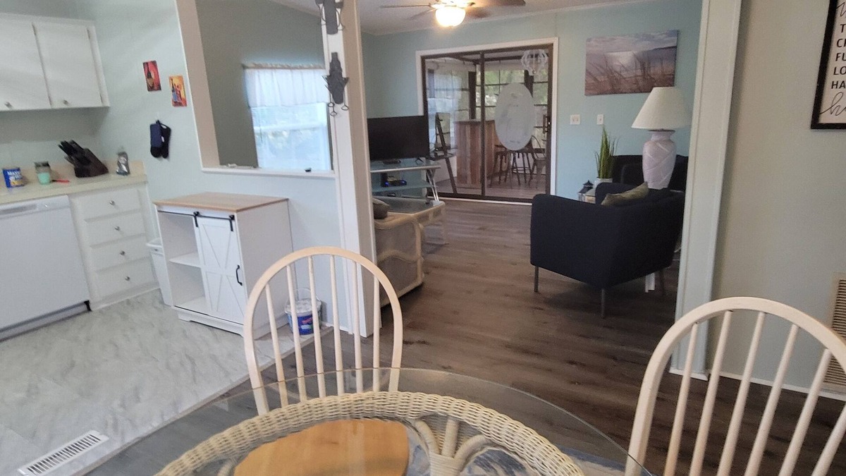 Fussels Corner House | Lakeland living in a safe golf community. Close to shopping and dining.