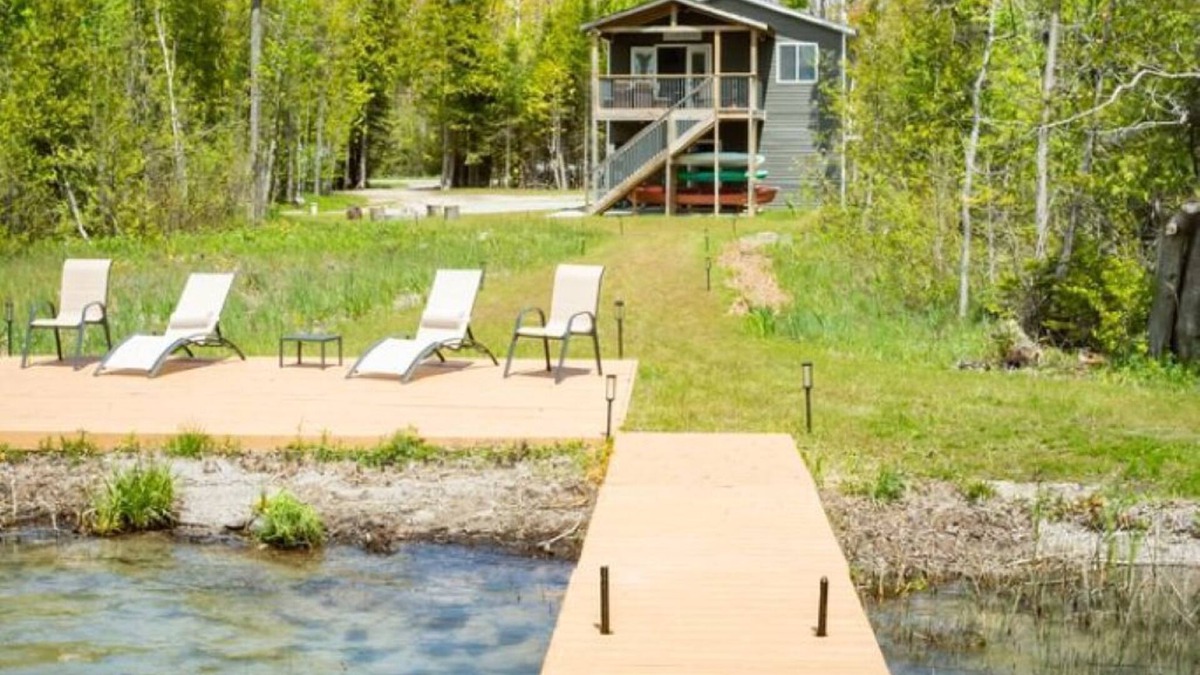Alpena House | LakeLife, 4Q Bed, Wooded/Private, Kayaks, SpaShower, Luxe, Firepit, 2ndStoryDeck