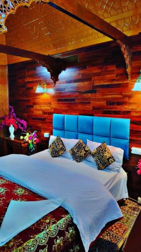 Dal Lake Hotel | Lakes Crown Group Of Houseboats
