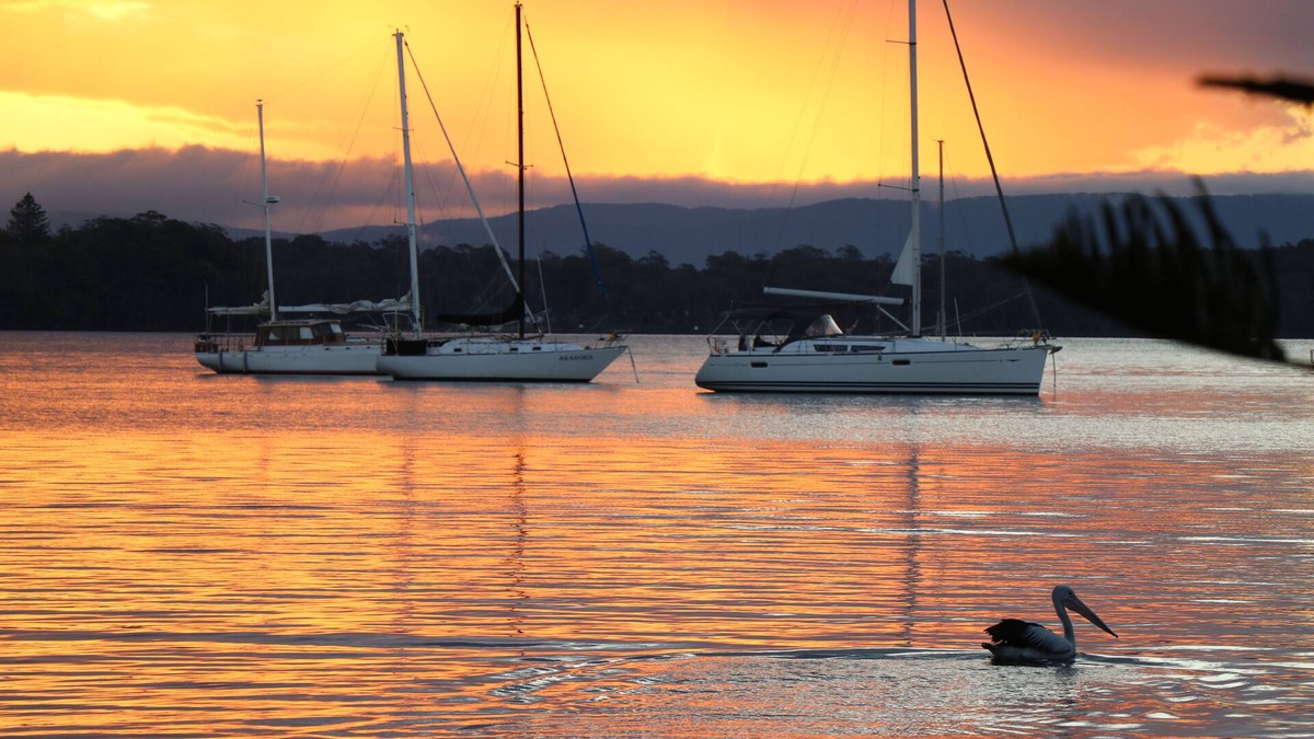 Nords Wharf Cottage | Lakes Edge Cottage - Self Contained