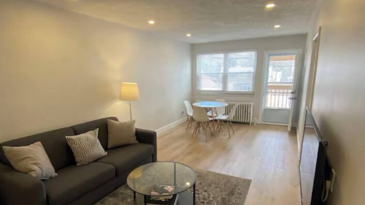 Port Credit Apartment | Lakeshore 2 Bedroom Apartment in Port Credit, Mississauga.