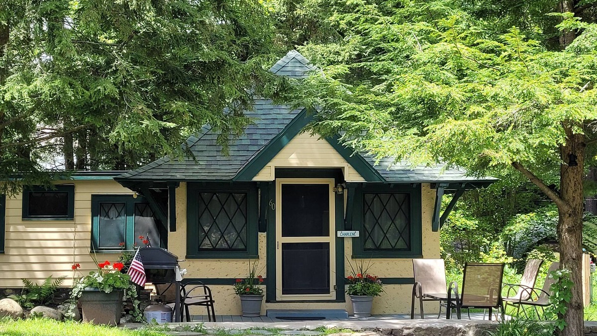 Lake George Cottage | Lakeshore Cottage on Private Estate