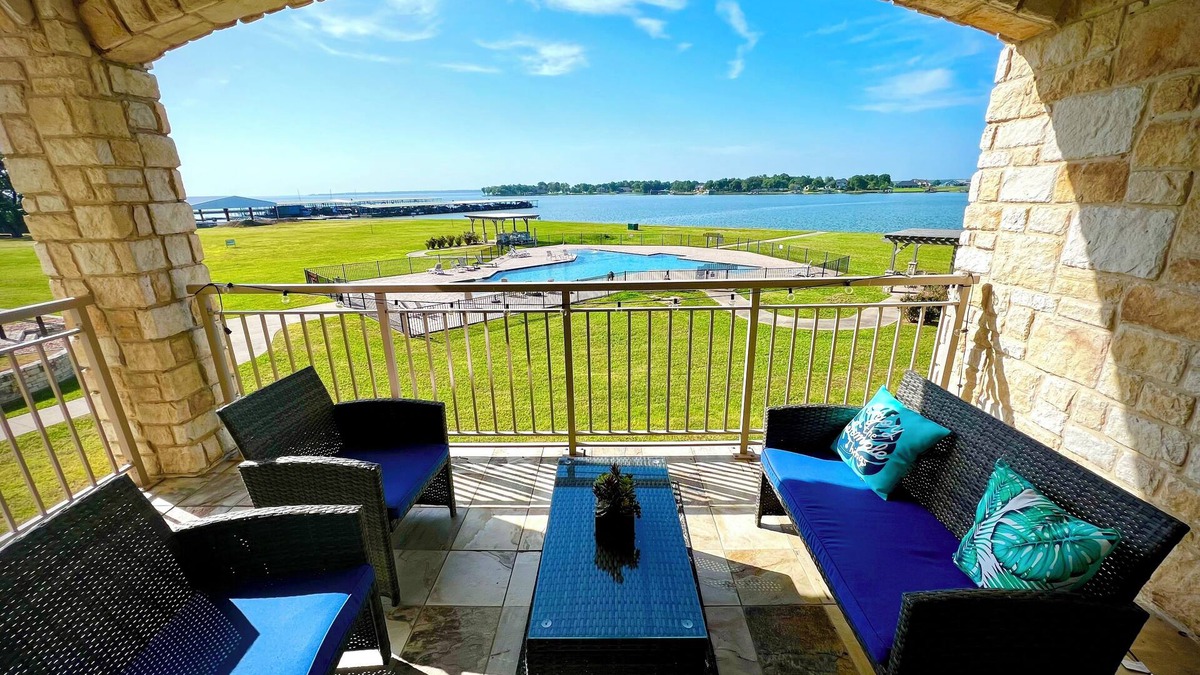 Eureka Condo | Lakeshore Escape Pool, Lake, Pool Table, Arcade Machine 2 KING BEDS, sleeps 8