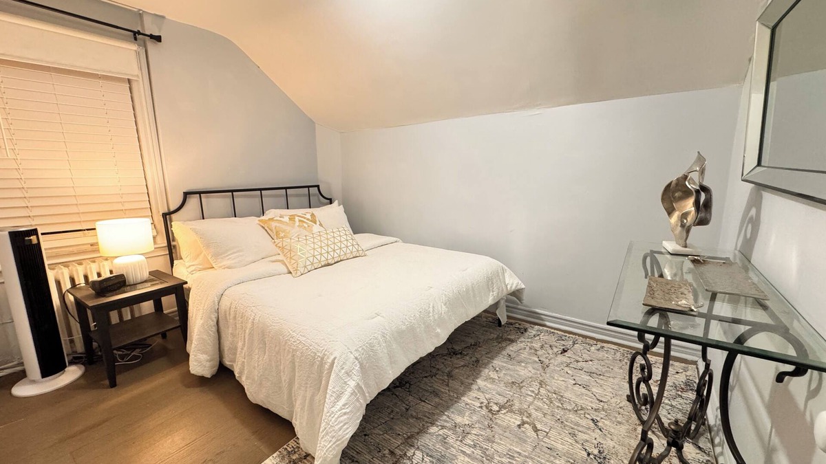 Port Credit Apartment | Lakeshore Full Apartment - Steps to Bars & Fun in Port Credit
