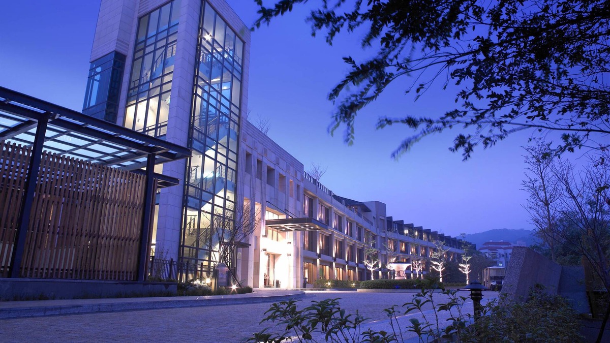 East District Hotel | Lakeshore Hotel