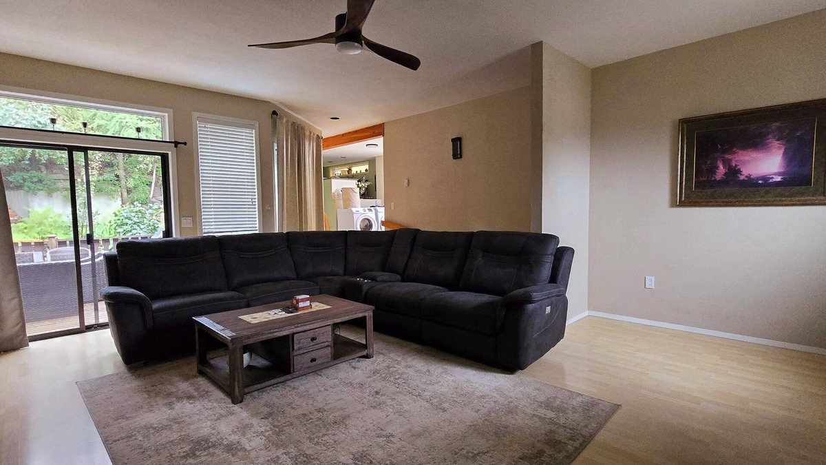 Central Okanagan Bed & Breakfast | Lakeshore Retreat offers aircon & heating, along with Wi-Fi, Netflix, and Prime.