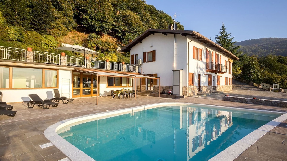 Artogne Villa | Lakeside Mansion with Pool