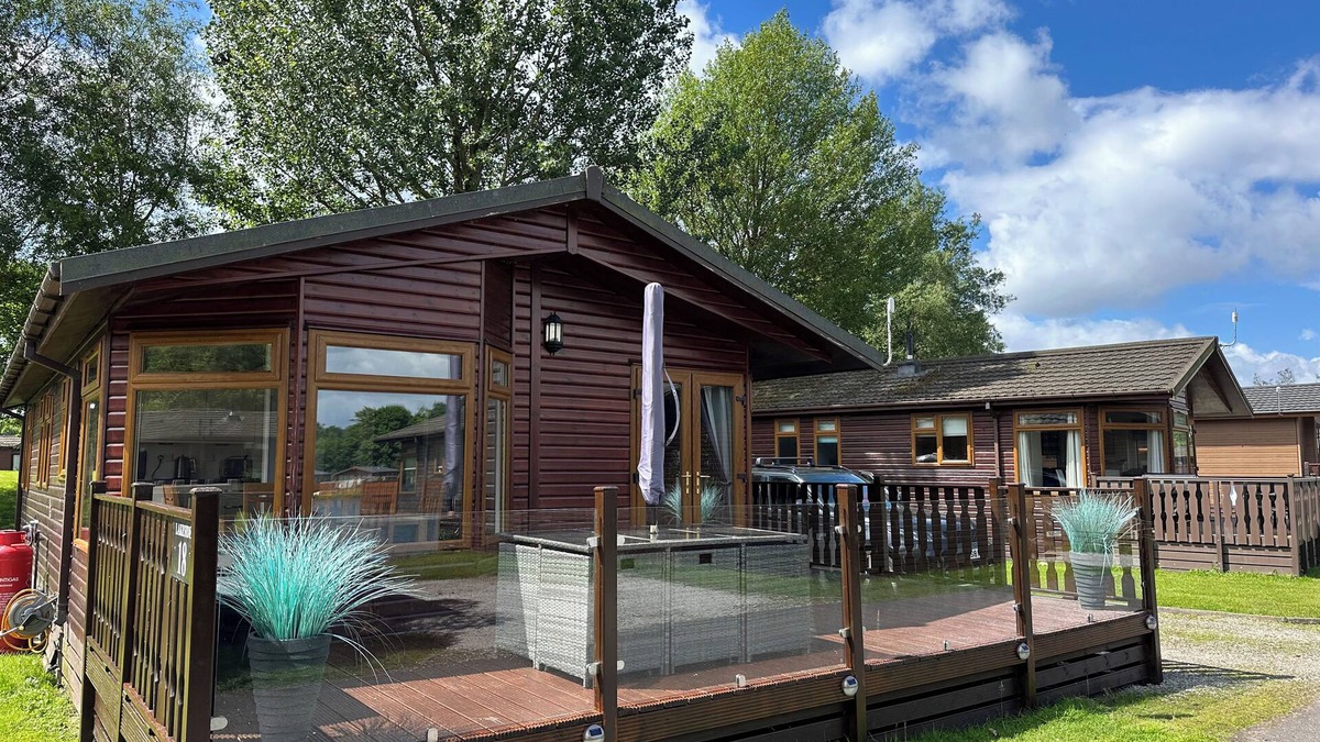 Warton Cottage | LAKESIDE 18, pet friendly, with a garden in Carnforth