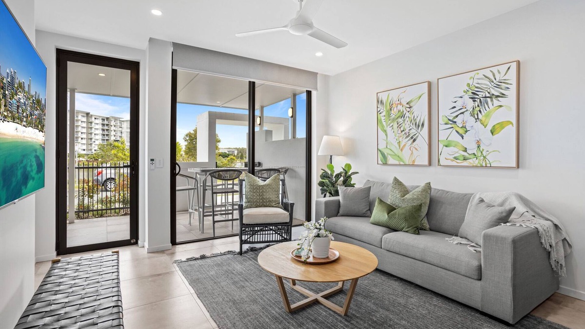 Birtinya House | Lakeside 2-Bed with Private Patio & Secure Parking